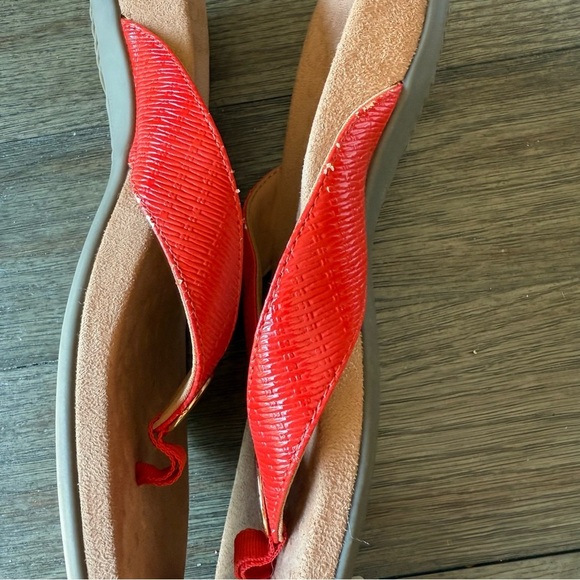 Red Vionic flip flops - Picture 4 of 6